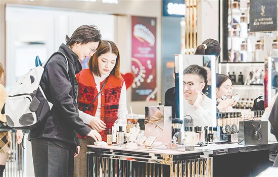 江門大融城打造的美妝一條街，吸引了YSL等國(guó)際大牌首店進(jìn)駐。