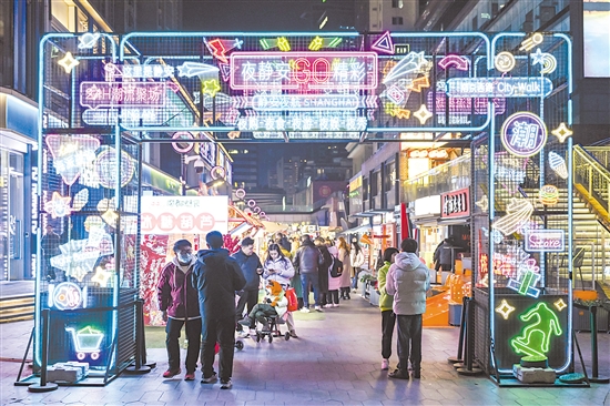 1月7日在上海市靜安區(qū)吳江路拍攝的夜間市集現(xiàn)場。