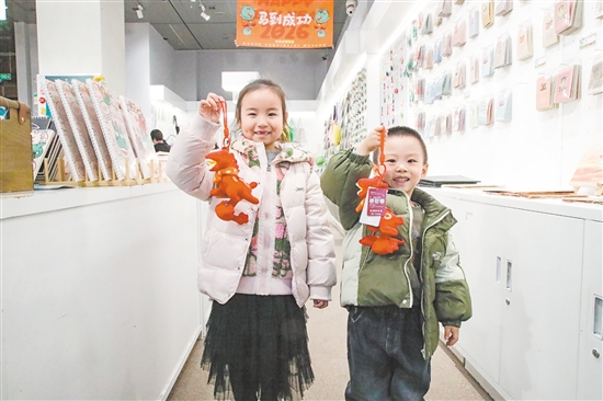 圖為當(dāng)天，在甘肅省博物館文創(chuàng)商店，小朋友展示剛購(gòu)買的新款馬踏飛燕賀歲毛絨玩偶“紅運(yùn)當(dāng)頭馬”。新華社發(fā)