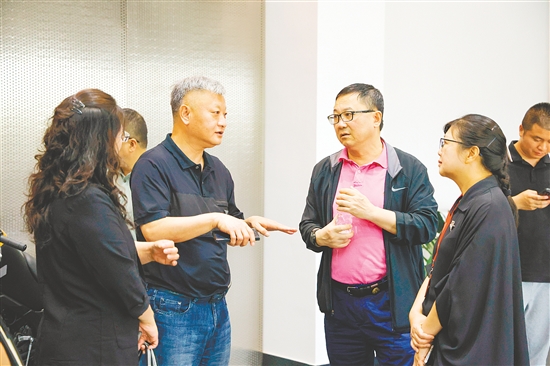 陳黎陽與前來參觀考察的客商交談。
