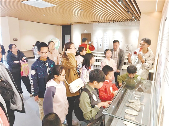 孩子們在活動中了解龜類相關知識。