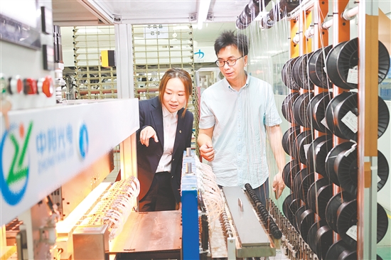 中行工作人員走進(jìn)企業(yè)了解需求。