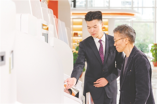 江門農(nóng)商銀行工作人員在為客戶講解社保卡服務(wù)。