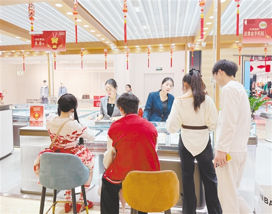 顧客在金店挑選心儀的金飾品。
