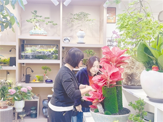 梁綺蓮（左）正在給客人介紹新產(chǎn)品。