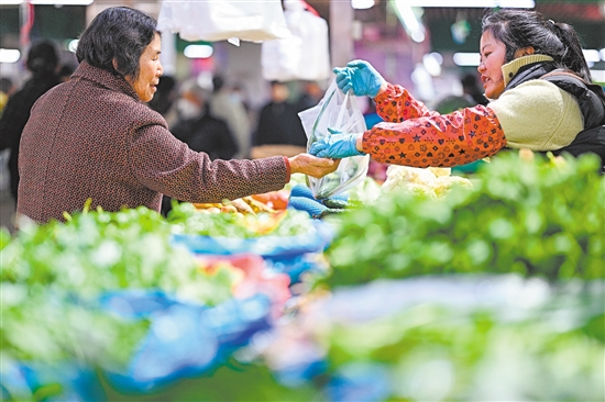3月9日，消費者在江蘇省南京市雨花臺區(qū)一家農(nóng)貿(mào)市場選購蔬菜。新華社發(fā)