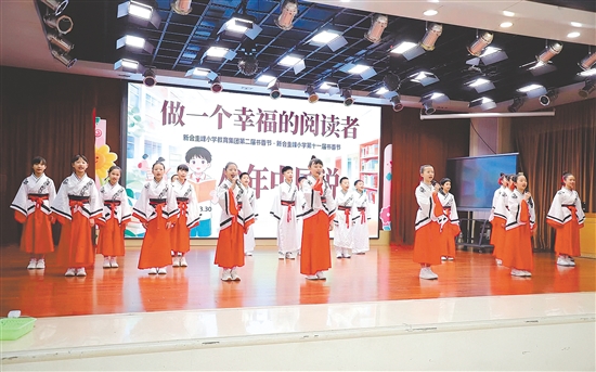 圭峰學(xué)子齊聲朗誦《少年中國(guó)說(shuō)》。