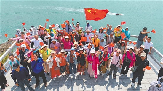 近日，川島旅游熱度高漲，大批銀發(fā)康養(yǎng)團(tuán)、親子家庭紛至沓來。