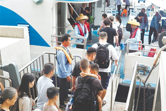 山咀港新增高速客輪，并同步加密航班班次，游客入島門檻大幅降低。