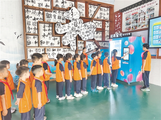 共和鎮(zhèn)中心小學(xué)通過(guò)積分兌換機(jī)將學(xué)生日常點(diǎn)滴進(jìn)步轉(zhuǎn)化為可量化的獎(jiǎng)勵(lì)。