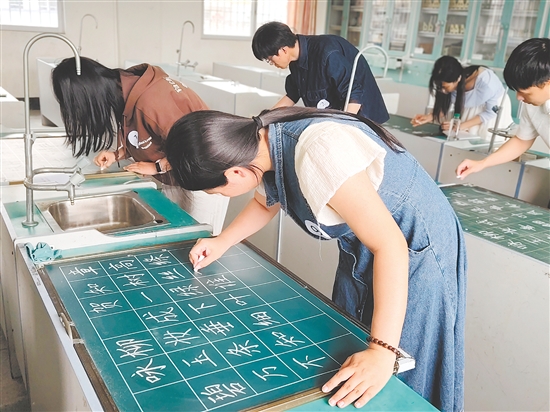 教師選手同臺競技、以賽促學，充分展現(xiàn)專業(yè)素養(yǎng)與育人風采。