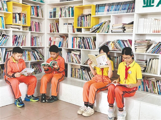 這批圖書為該校師生帶來了寶貴的精神財富。