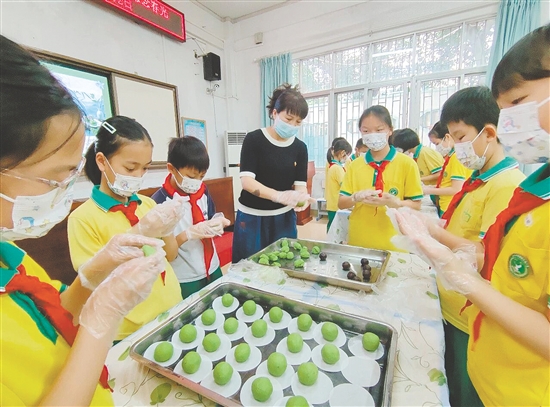 大家親手揉出翠綠軟糯的面團(tuán)，細(xì)心地將豆沙、芝麻等香甜的餡料輕輕包裹，再慢慢搓成圓潤的團(tuán)子。