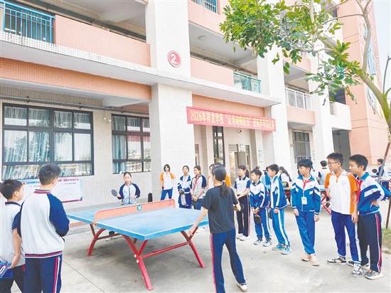 小小銀球在球臺(tái)間飛旋躍動(dòng)，點(diǎn)燃了整個(gè)校園的運(yùn)動(dòng)熱情。
