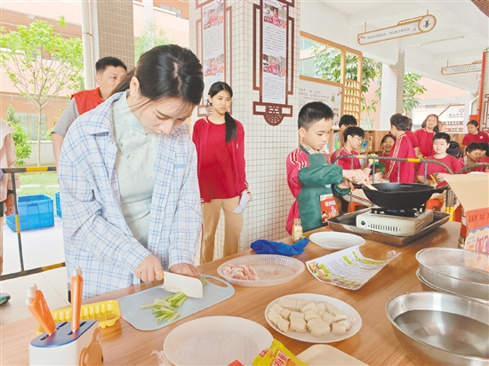 鶴山市翰林學(xué)校舉辦首屆親子廚神爭(zhēng)霸賽，學(xué)生與家長通力合作，烹飪出一道道美味菜品。