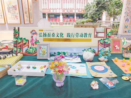 學生們充分發(fā)揮奇思妙想，以蠶繭為材料，創(chuàng)作了一系列豐富多彩的手工藝品。
