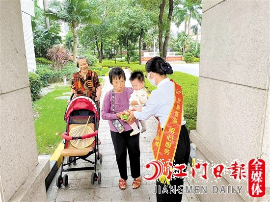 在碧桂園小區(qū)經(jīng)常可見(jiàn)物業(yè)工作人員的暖心服務(wù)。