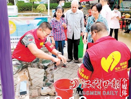 碧桂園物業(yè)工作人員提供暖心服務(wù)，提升業(yè)主的滿意度和幸福感。