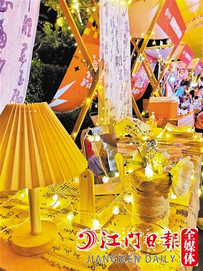 一串串彩燈次第閃亮，時(shí)尚而耀眼。