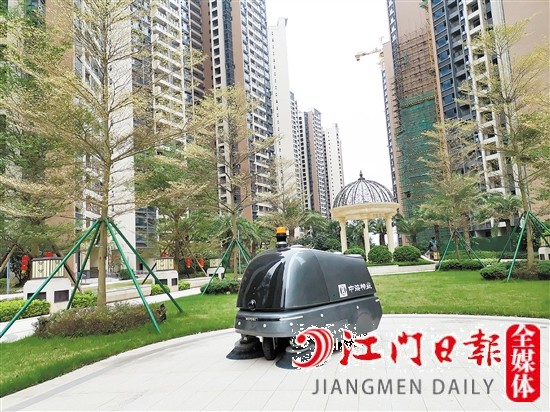 智能掃地機(jī)器人在江海區(qū)明泰城狀元居小區(qū)“上崗”一個多月了。