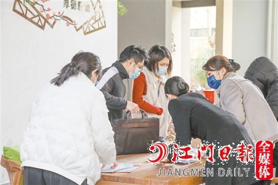 業(yè)主正在辦理收樓手續(xù)。