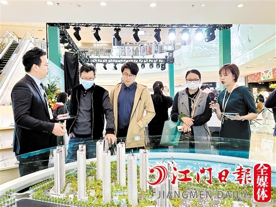 城市展廳的開放，吸引不少市民前來了解項目詳情。