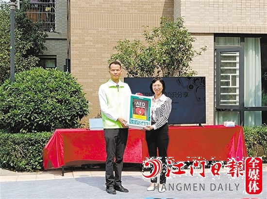 泰安地產(chǎn)代表將AED設(shè)備交接給萬科物業(yè)。