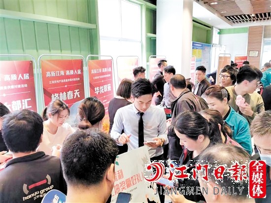 活動現場，房企工作人員為企業(yè)職工介紹項目信息。