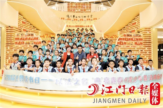 參會人員及學(xué)生代表合影留念。