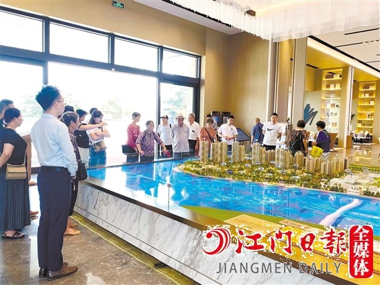 高質(zhì)量供需對(duì)接活動(dòng)把市民“請(qǐng)進(jìn)來(lái)”，組織了看房團(tuán)走進(jìn)樓盤。