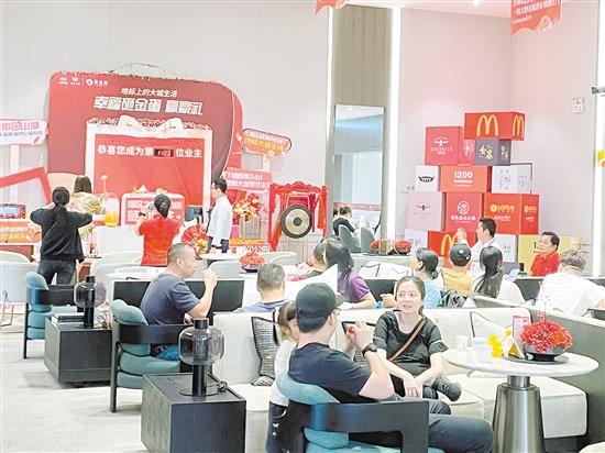 新政實施的首個周末，中鐵建·鐵建城人氣較旺。