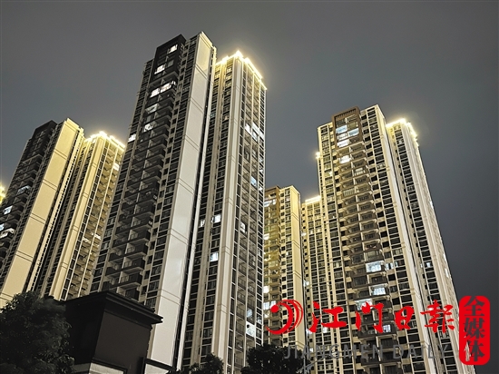 濱江新區(qū)一樓盤(pán)晚上亮燈情況。
