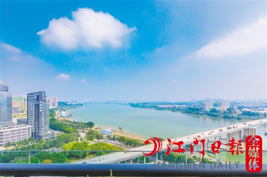 近年來(lái)，我市多個(gè)樓盤(pán)臨江而建。