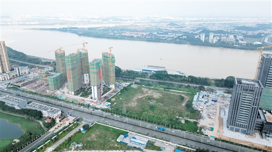 沿江開發(fā)成市場熱點。