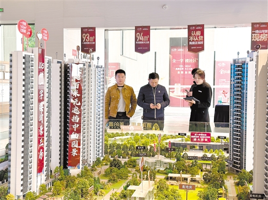 房企加大促銷，吸引市民看房。