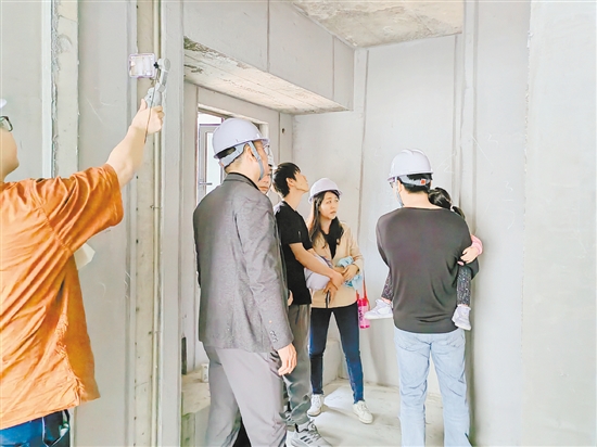 業(yè)主進入工地進行“實地考察”。