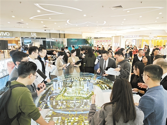 到訪江發(fā)地產(chǎn)城市展廳的市民絡(luò)繹不絕。
