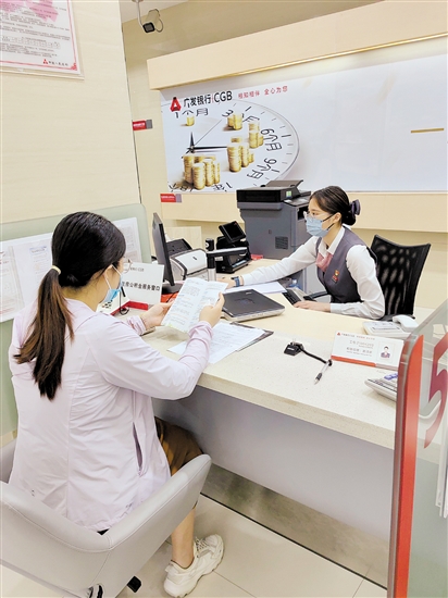 今年2月，我市實(shí)施4項(xiàng)公積金便民惠民新政策，更好滿足居民需求。圖為市民在辦理公積金業(yè)務(wù)。