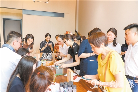 市民踴躍參與“以舊換新”登記。