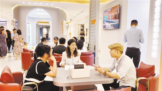 開(kāi)業(yè)當(dāng)天，不少市民在現(xiàn)場(chǎng)咨詢。