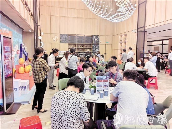 政策給力，吸引不少消費(fèi)者購(gòu)房。
