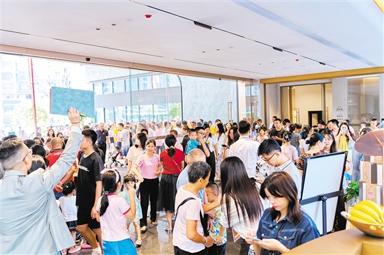 國(guó)慶假期，鶴山市駿景灣·品悅項(xiàng)目“人從眾”。