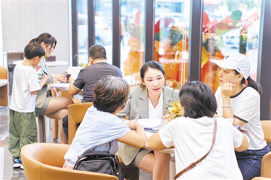 今年國(guó)慶假期，全市主要房地產(chǎn)項(xiàng)目認(rèn)購(gòu)近2300套,圖為銷售人員在接待客人。