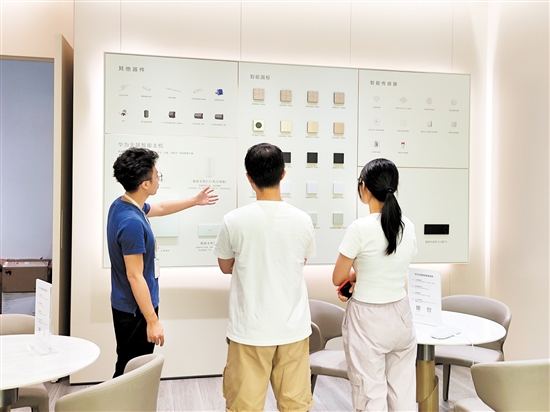 智能家居產(chǎn)品吸引消費(fèi)者目光。