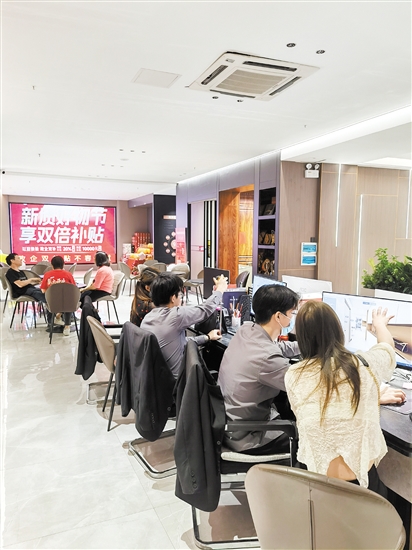 許多消費者咨詢活動內(nèi)容。