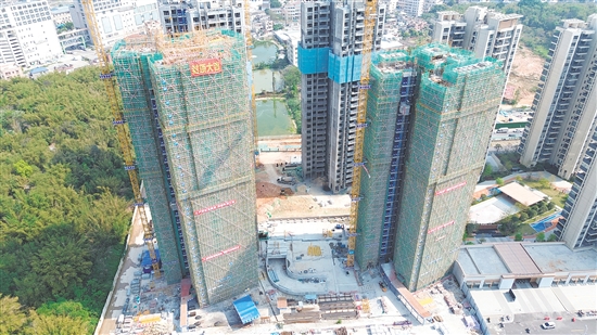 江發(fā)中交·悅山湖B8號樓順利完成主體結(jié)構(gòu)封頂。