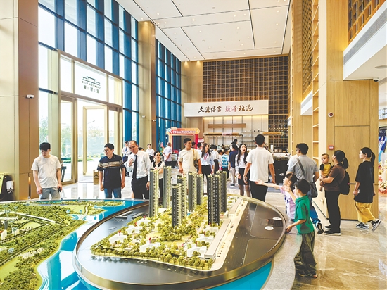 “五一”假期，不少消費(fèi)者看房、買房。