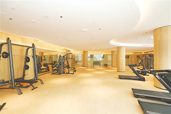 不少樓盤擁有健身會所等配套，吸引了來自深圳的購房者。