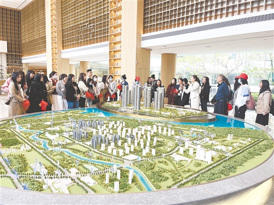 上半年，縣城樓盤吸引許多購(gòu)房者的目光。