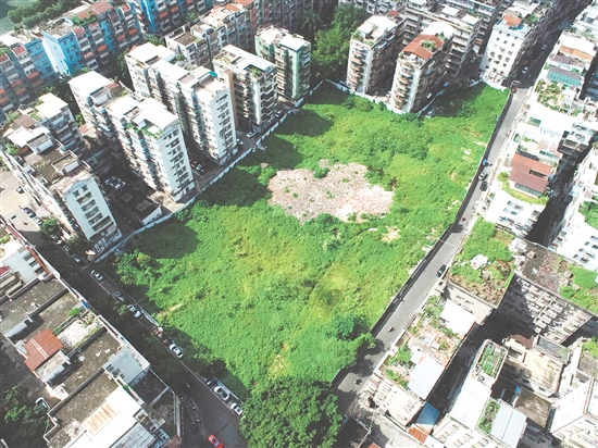 掛牌出讓地塊位于蓬江水南片區(qū)，住宅區(qū)密集，人氣旺盛。